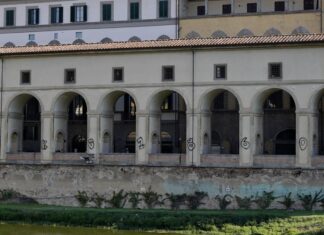Imbrattato Corridoio Vasariano a Firenze, scritte nere sulle colonne Imbrattato Corridoio Vasariano a Firenze, scritte nere sulle colonne