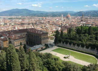 Caldo a Firenze, esteso codice rosso. Temperature 38 gradi Caldo a Firenze, esteso codice rosso. Temperature 38 gradi