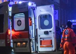 Furgone sbanda e investe camioncino, un morto nel milanese