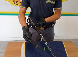 Bastone trekking diventa fucile. Arrestato a Piombino Bastone trekking diventa fucile. Arrestato a Piombino