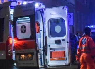 Aggressione mortale in piazza a Massa: muore 47enne davanti agli occhi del figlio