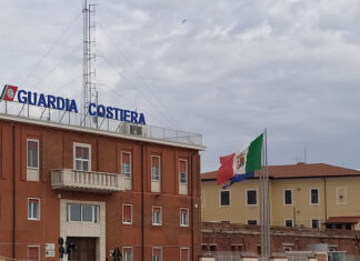 Barca a fuoco sud Gorgona, salve nove persone a bordo Barca a fuoco sud Gorgona, salve nove persone a bordo