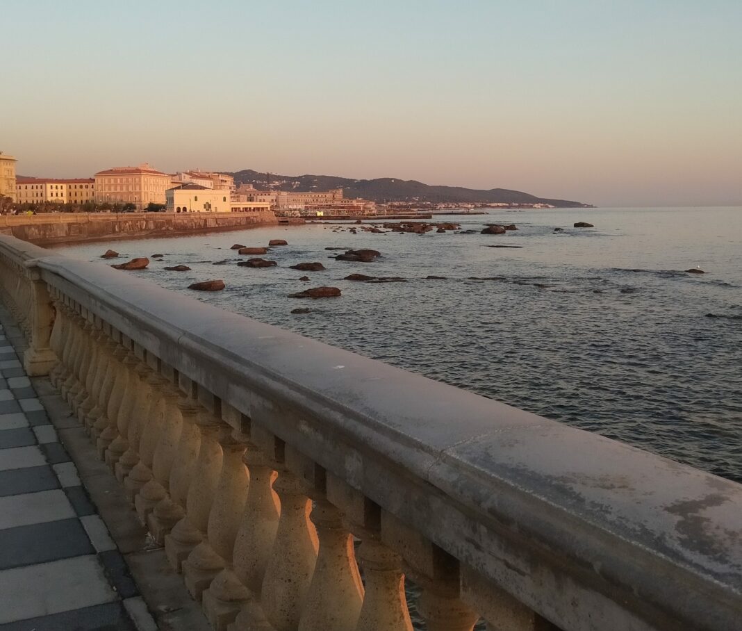 Estate 2023, bagno al mare con accesso da stabilimenti balneari