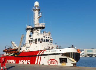 Open Arms in porto a Carrara, 196 migranti. 80 rimangono in Toscana Open Arms in porto a Carrara, 196 migranti. 80 rimangono in Toscana