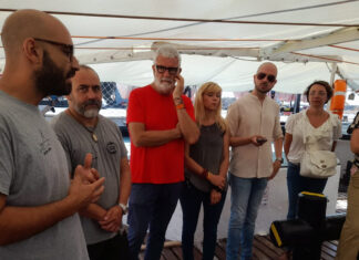 Open Arms ferma a Marina di Carrara, Pd in visita a bordo Open Arms ferma a Marina di Carrara, Pd in visita a bordo