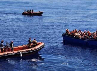 Open Arms a Marina di Carrara. A bordo 196 migranti Open Arms a Marina di Carrara. A bordo 196 migranti