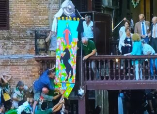 Zio Frac scosso vince il Palio di Siena. Trionfo Oca. Cade Tittia in fuga Zio Frac scosso vince il Palio di Siena. Trionfo Oca. Cade Tittia in fuga