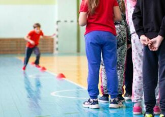 Più attività fisica a scuola e risveglio muscoli in prima ora: la proposta del pediatra