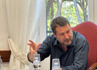 Salvini telefona a Vannacci: “Comprerò il suo libro” Salvini telefona a Vannacci: "Comprerò il suo libro"