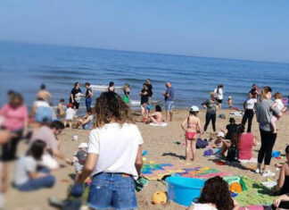 San Vincenzo, annega travolto dalle onde per salvare due ragazzini San Vincenzo, annega travolto dalle onde per salvare due ragazzini