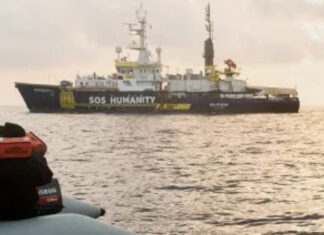 Sos Humanity a Livorno, sbarcano 57 migranti Sos Humanity a Livorno, sbarcano 57 migranti