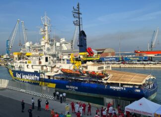Sos Humanity a Livorno, migranti rimangono in Toscana Sos Humanity a Livorno, migranti rimangono in Toscana