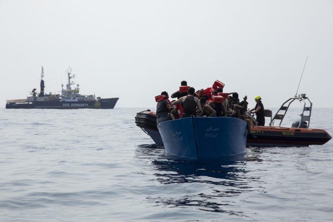 Sos Humanity in arrivo a Livorno, 60 migranti a bordo