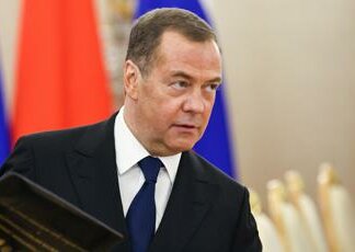 Ucraina, Medvedev: “Zelensky obiettivo militare legittimo per Russia”