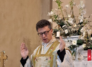 Prete benedice fucili da caccia dopo Messa. Bufera social e scuse Prete benedice fucili da caccia dopo Messa. Bufera social e scuse