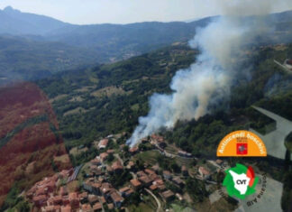 Vasto incendio in Garfagnana, abitazioni evacuate Vasto incendio in Garfagnana, abitazioni evacuate