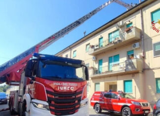 Incendio nella notte a Scandicci, evacuate cinque persone Incendio nella notte a Scandicci, evacuate cinque persone