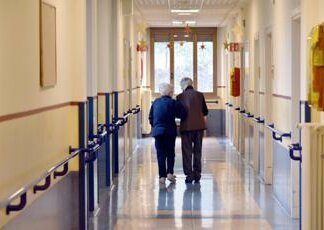 Anziani discriminati per l’età, 4 su 10 esclusi dalle cure migliori