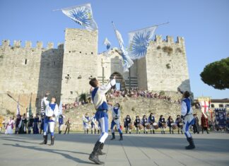 Corteggio storico, a Prato migliaia di persone. Omaggio a Francesco Nuti Corteggio storico, a Prato migliaia di persone. Omaggio a Francesco Nuti