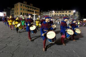 Corteggio storico, a Prato migliaia di persone. Omaggio a Francesco Nuti