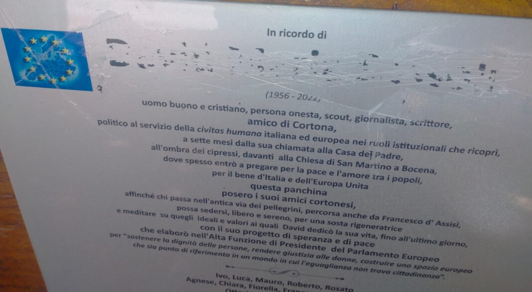 David Sassoli, sfregiata la panchina dedicata a Cortona