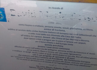 David Sassoli, sfregiata la panchina dedicata a Cortona David Sassoli, sfregiata la panchina dedicata a Cortona