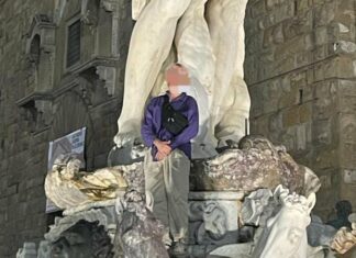 Firenze, turista tedesco sale sulla statua del Nettuno e la danneggia Il turista salito sulla statua del Nettuno