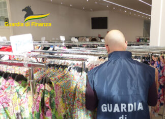 Gdf Prato, sequestrati abiti contraffatti per oltre un milione di euro Gdf Prato, sequestrati abiti contraffatti per oltre un milione di euro