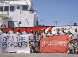 Open Arms saluta Carrara. Partenza dopo stop amministrativo Open Arms saluta Carrara. Partenza dopo stop amministrativo