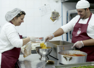 Solidarietà, ogni giorno oltre 600 persone a mensa dalla Fondazione Caritas La mensa della Fondazione Caritas