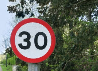 Limitazioni alla viabilità sulla strada provinciale Passo Bocca di Valle a Castagneto Carducci Il cartello del limite di velocità