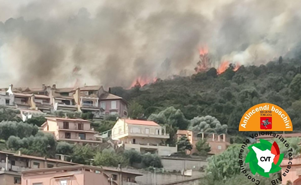 Toscana in fiamme. Incendi a Porto Santo Stefano, Schignano e Sassetta