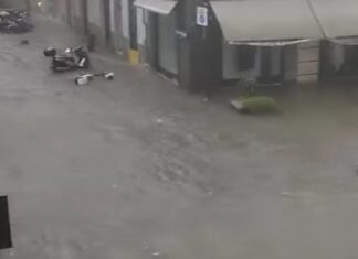 Nubifragio a Follonica: “Non uscite”. Scatta allerta arancione in Toscana Nubifragio a Follonica: "Non uscite". Scatta allerta arancione in Toscana