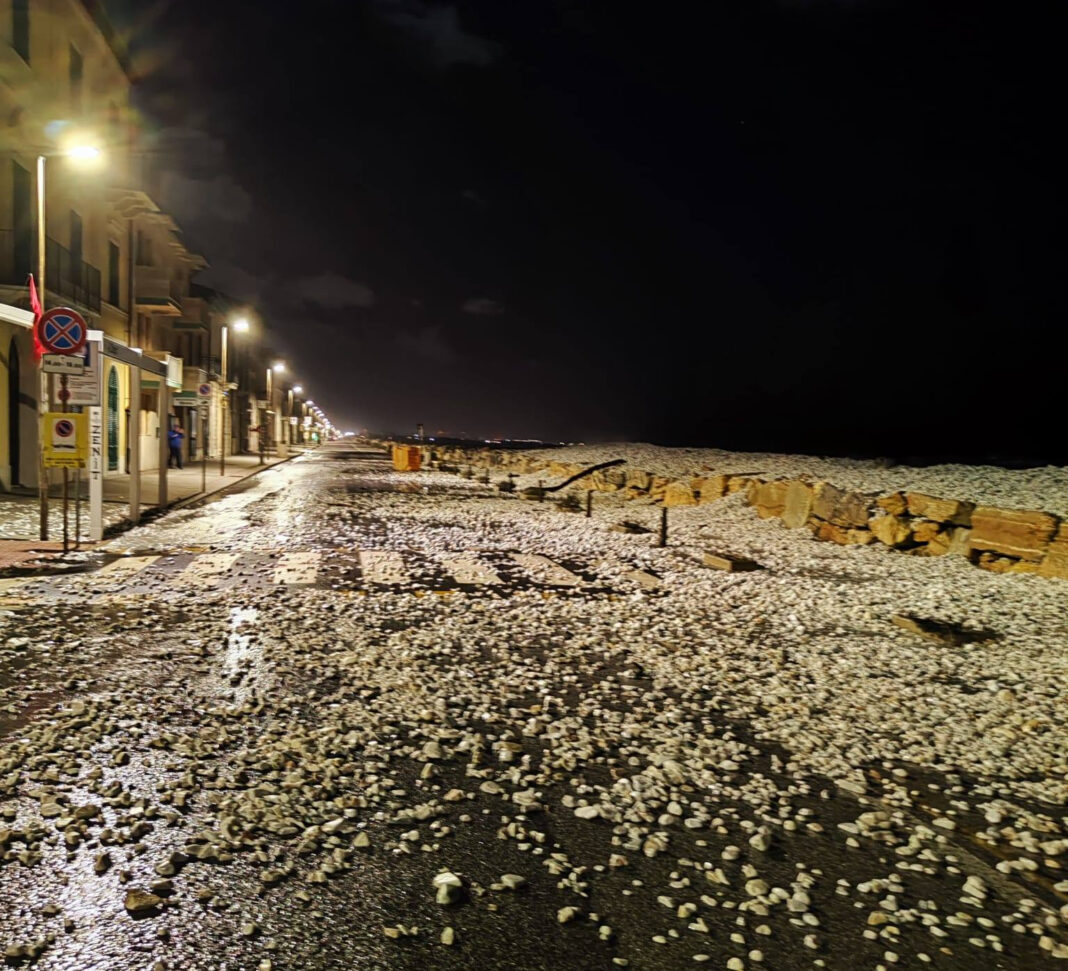 Marina di Pisa, mareggiata e sassi in strada. Polemica tra Comune e Regione