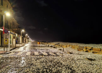 Marina di Pisa, mareggiata e sassi in strada. Comune vs Regione Marina di Pisa, mareggiata e sassi in strada. Polemica tra Comune e Regione