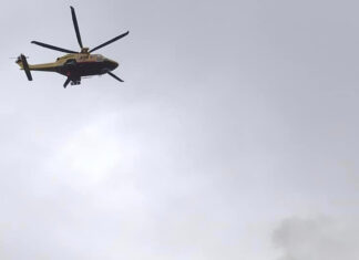 Elicottero precipita a Carrara. Dispersa la pilota di 28 anni Elicottero precipita a Carrara. Dispersa la pilota di 28 anni