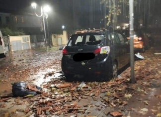 Tromba d’aria a Torre del Lago, tetti scoperchiati. Grandinata tegole su auto Tromba d'aria a Torre del Lago, tetti scoperchiati. Grandinata tegole su auto