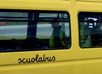 Scontro tra scuolabus e auto, feriti tre bambini ad Arezzo Scontro tra scuolabus e auto, feriti tre bambini ad Arezzo