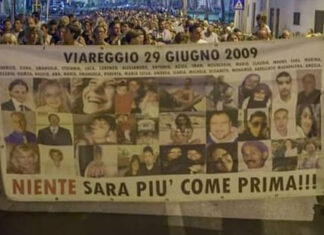 Strage di Viareggio, i familiari delle vittime davanti Montecitorio Strage di Viareggio, i familiari delle vittime davanti Montecitorio