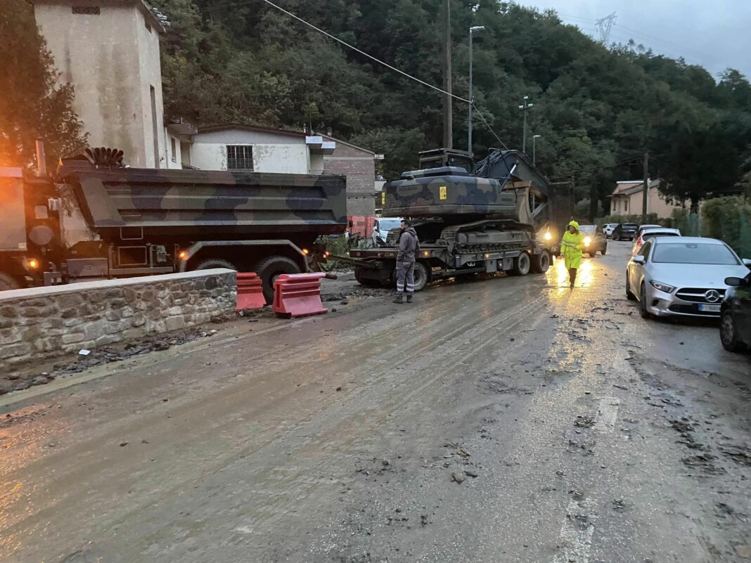 Alluvione, Cantagallo chiede aiuto all'Esercito. Strada franata, famiglie evacuate