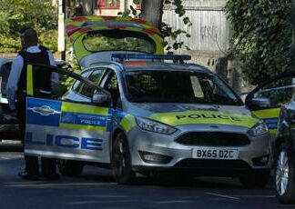 Auto contro i cancelli di Buckingham Palace, un arresto
