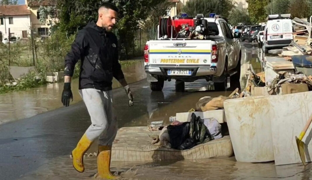 Biraghi angelo del fango, il capitano della Fiorentina aiuta gli alluvionati