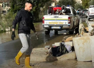 Biraghi angelo del fango, il capitano della Fiorentina aiuta gli alluvionati Biraghi angelo del fango, il capitano della Fiorentina aiuta gli alluvionati