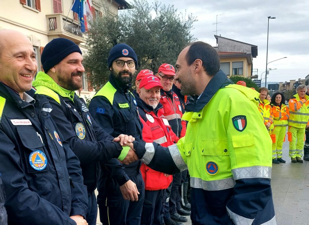 Alluvione a Montemurlo, volontari tornano a casa. Il sindaco li ringrazia uno a uno