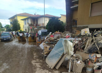 Alluvione a Campi Bisenzio, proclamato lutto cittadino Alluvione a Campi Bisenzio, proclamato lutto cittadino