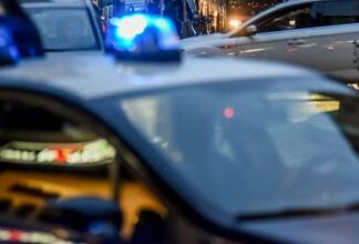 Droga, pistole e un mitragliatore: blitz e sequestri a Scampia