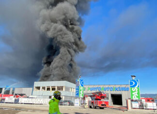 Maxi incendio a Empoli, è emergenza. Sindaca Barnini: “Tenete le finestre chiuse” Maxi incendio a Empoli, è emergenza. Sindaca Barnini: "Tenete le finestre chiuse"