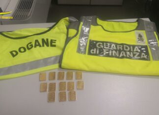 Lingotti d’oro nel bagaglio a mano, sequestro all’aeroporto di Pisa Lingotti d'oro nel bagaglio a mano, sequestro all'aeroporto di Pisa