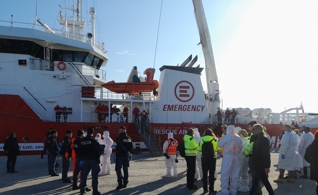 Life Support a Marina di Carrara, a bordo 21 migranti