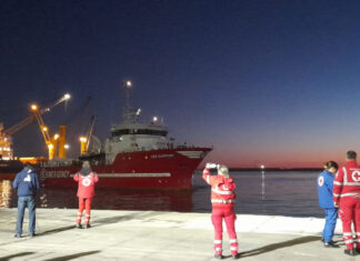 Life Support a Marina di Carrara, sbarcati i 21 migranti Life Support a Marina di Carrara, sbarcati i 21 migranti